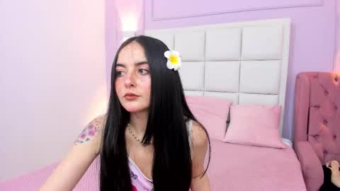 Snapshot of ashley_petit chatting on 12.22.25 ashley_petit online show from 12.22.25