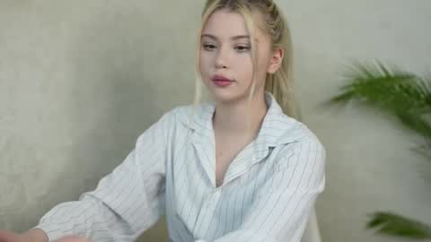 Snapshot of ashleyniko chatting on 10.24.25 AshleyNiko online show from 10.24.25