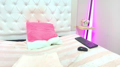 ashleyrobert_ online show from 12.19.25