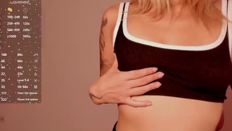 Snapshot of ashleyroys_111 chatting on 11.10.25 dahiana online show from 11.10.25