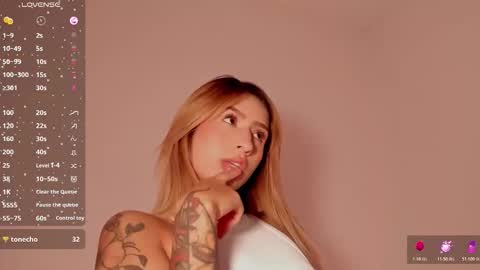 Snapshot of ashleyroys_111 chatting on 11.11.25 dahiana online show from 11.11.25