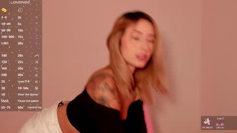 Snapshot of ashleyroys_111 chatting on 11.13.25 dahiana online show from 11.13.25