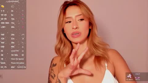 Snapshot of ashleyroys_111 chatting on 11.25.25 dahiana online show from 11.25.25