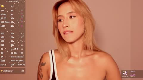 Snapshot of ashleyroys_111 chatting on 11.28.25 dahiana online show from 11.28.25