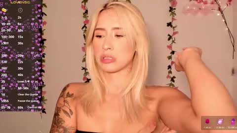 Snapshot of ashleyroys_111 chatting on 02.09.26 dahiana online show from 02.09.26