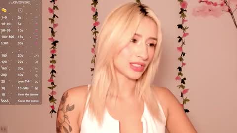 Snapshot of ashleyroys_111 chatting on 02.27.26 dahiana online show from 02.27.26