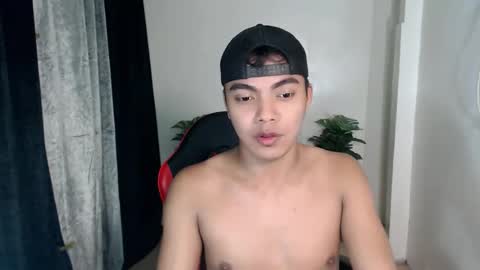 Snapshot of asianboyhunt chatting on 10.22.25 Fev online show from 10.22.25