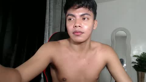 Snapshot of asianboyhunt chatting on 10.29.25 Fev online show from 10.29.25