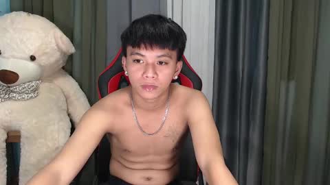 Snapshot of asianhunk_zam chatting on 12.12.24 Zam online show from 12.12.24