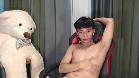 Snapshot of asianhunk_zam chatting on 12.13.24 Zam online show from 12.13.24