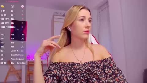 Snapshot of askcaroline chatting on 03.09.25 Caroline online show from 03.09.25