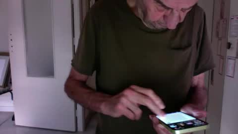 Snapshot of auguste061400 chatting on 02.10.25 auguste061400 online show from 02.10.25