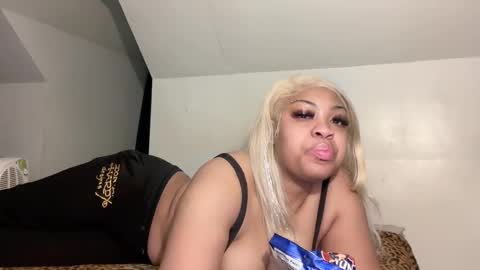 Snapshot of aunyxxx chatting on 02.21.25 aunyxxx online show from 02.21.25