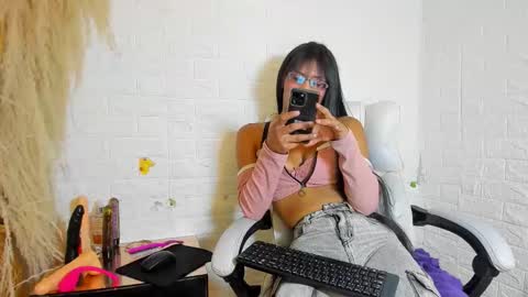 Monii Yi online show from 11.14.25