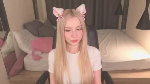 Snapshot of aurasanrise chatting on 05.16.26 Aura online show from 05.16.26