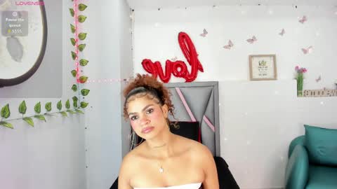 Snapshot of aurora_blackmont chatting on 04.22.26 aurora_blackmont online show from 04.22.26