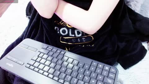 Snapshot of aurora_blossom__ chatting on 12.31.24 Aurora online show from 12.31.24