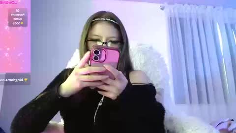 Snapshot of aurora_blossom__ chatting on 09.19.25 Aurora online show from 09.19.25