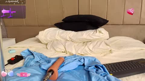 Snapshot of aurora_divine chatting on 02.14.25 aurora_divine online show from 02.14.25