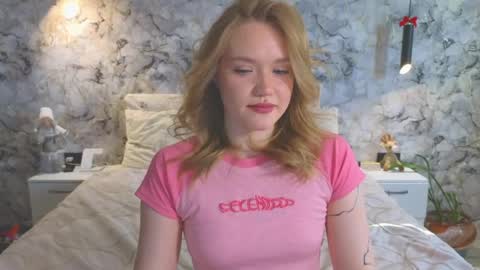 Snapshot of aurora_golden chatting on 05.05.26 Kate online show from 05.05.26