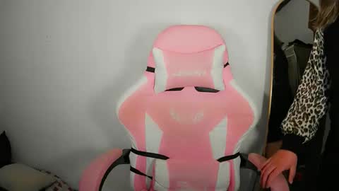 Snapshot of aurora_more chatting on 09.26.25 cute online show from 09.26.25