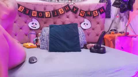 auroraa_miller online show from 10.26.25