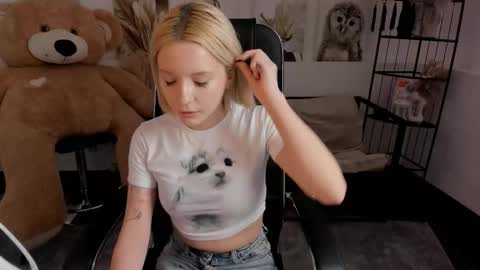 aurorawrenfield online show from 01.12.26