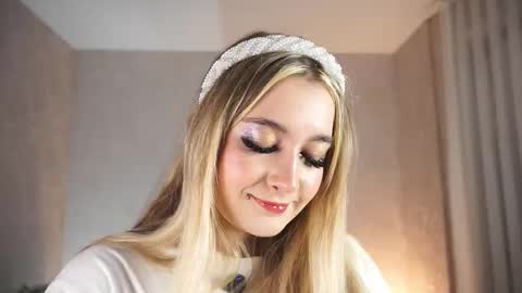 Snapshot of aurorepeer chatting on 12.14.25 Zoe online show from 12.14.25