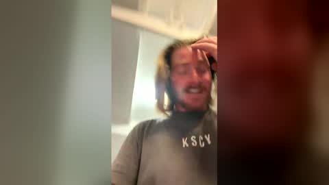 Snapshot of aussie_surf_dude chatting on 03.15.26 Aussie online show from 03.15.26