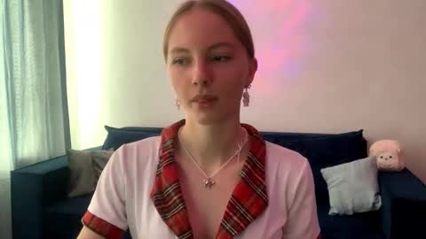 Snapshot of autumnroginson chatting on 09.10.25 Annie online show from 09.10.25