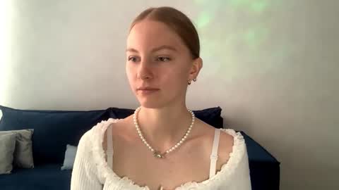 Snapshot of autumnroginson chatting on 09.11.25 Annie online show from 09.11.25