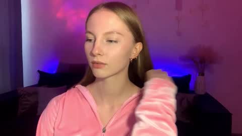 Snapshot of autumnroginson chatting on 09.17.25 Annie online show from 09.17.25