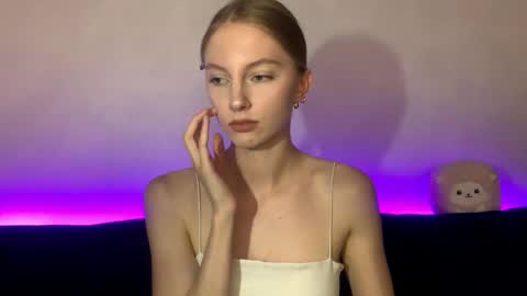 Snapshot of autumnroginson chatting on 09.19.25 Annie online show from 09.19.25