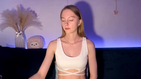 Snapshot of autumnroginson chatting on 09.24.25 Annie online show from 09.24.25