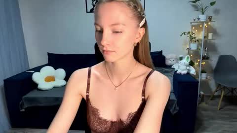 Snapshot of autumnroginson chatting on 10.05.25 Annie online show from 10.05.25