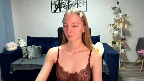 Snapshot of autumnroginson chatting on 10.15.25 Annie online show from 10.15.25