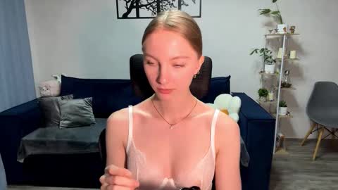 Snapshot of autumnroginson chatting on 10.16.25 Annie online show from 10.16.25