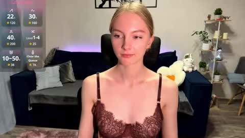 Snapshot of autumnroginson chatting on 10.25.25 Annie online show from 10.25.25