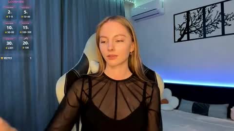 Snapshot of autumnroginson chatting on 11.19.25 Annie online show from 11.19.25