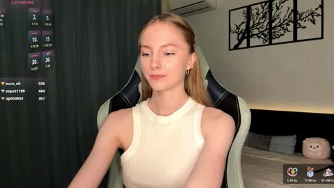 Snapshot of autumnroginson chatting on 11.23.25 Annie online show from 11.23.25