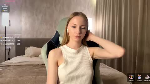 Snapshot of autumnroginson chatting on 11.28.25 Annie online show from 11.28.25