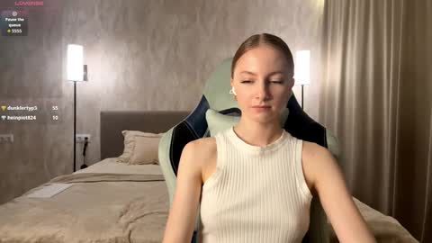 Snapshot of autumnroginson chatting on 11.29.25 Annie online show from 11.29.25