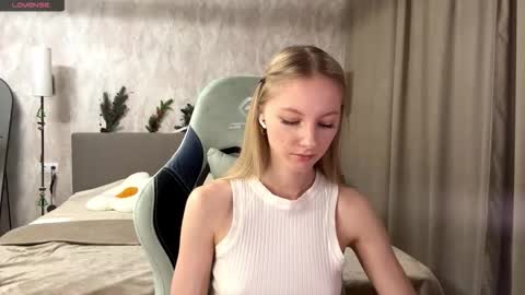 Snapshot of autumnroginson chatting on 12.17.25 Annie online show from 12.17.25