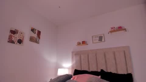 Snapshot of avaline_blanc chatting on 02.19.25 Avaline Help me reach 100 likes TRANSMISSION EVERY DAY FROM 39 PM online show from 02.19.25