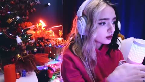 Snapshot of avi_nile chatting on 12.24.24 Avriel online show from 12.24.24