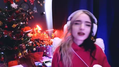 Snapshot of avi_nile chatting on 12.24.24 Avriel online show from 12.24.24