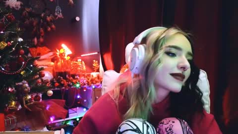 Snapshot of avi_nile chatting on 12.25.24 Avriel online show from 12.25.24