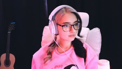 Snapshot of avi_nile chatting on 02.04.25 Avriel online show from 02.04.25