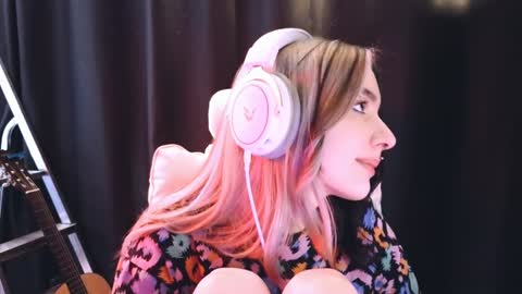 Snapshot of avi_nile chatting on 02.06.25 Avriel online show from 02.06.25