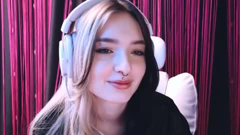 Snapshot of avi_nile chatting on 02.18.25 Avriel online show from 02.18.25